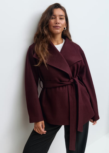 Sophia | Manteau court enveloppant ceinturé en mélange de laine pour femmes