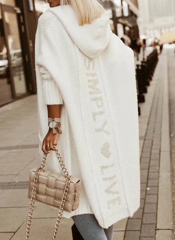 Nora | Chic Gilet Long à Capuche Femme Maille Mousseuse et Inscription Dorsale