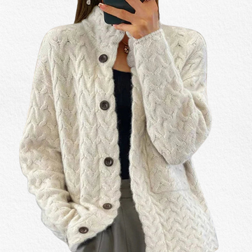 Emma | Chic Gilet Femme en Maille Torsadée Boutonné à Col Montant